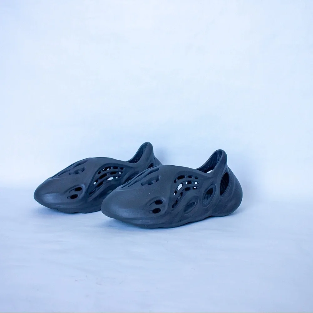 Size 8- adidas‎ Yeezy Foam RNNR Carbon